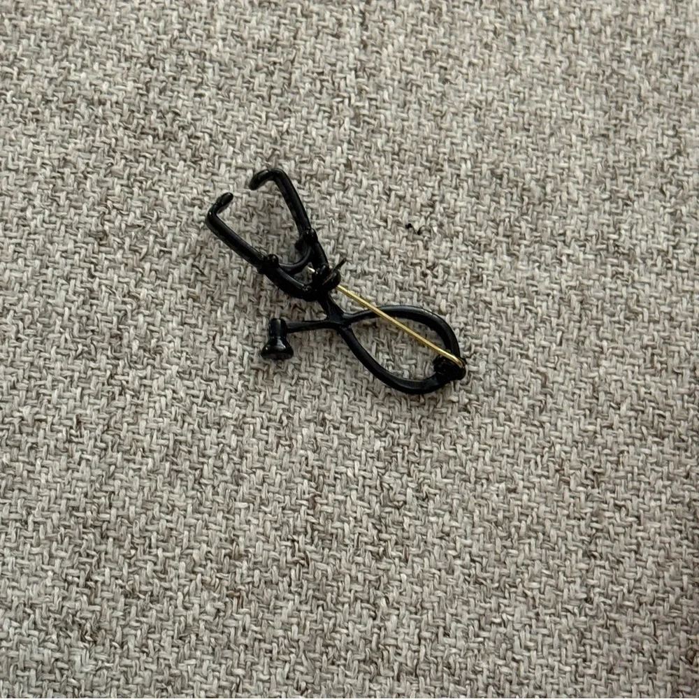 Black medical stethoscope unisex brooch pin NEW, UNISEX, perfect for gifts!